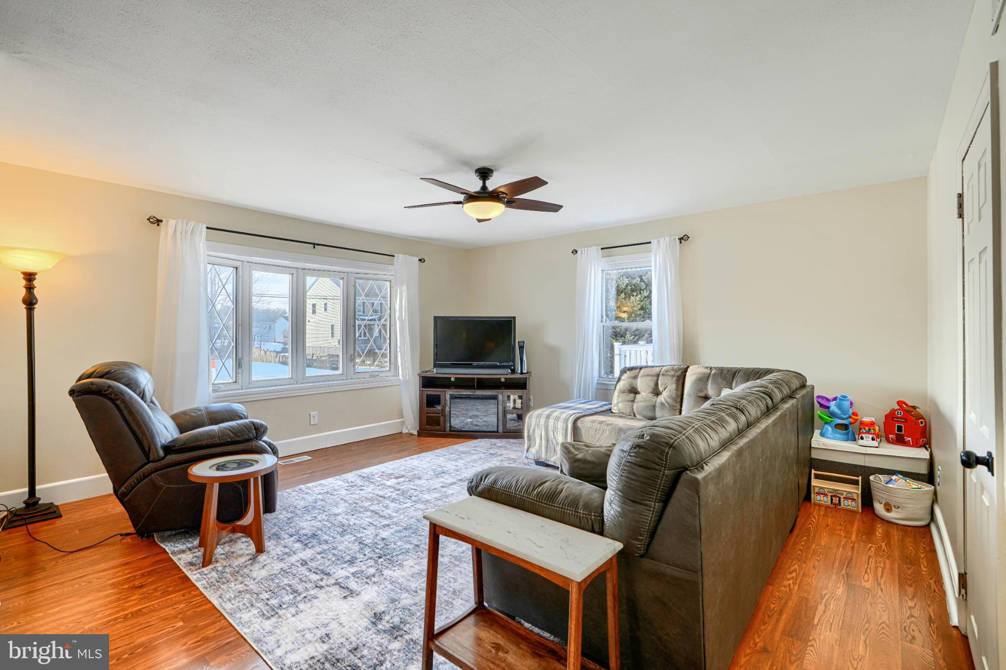 5706 Allender Road White Marsh, MD 21162 - Photo 4 of 61 a living room with furniture rug and a window