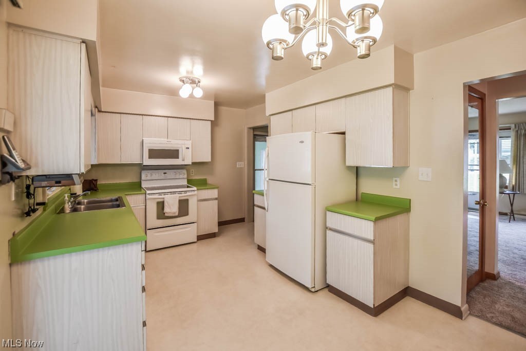 1836 Far View Road Green, OH 44312 - Photo 5 of 27 Eat-in Kitchen