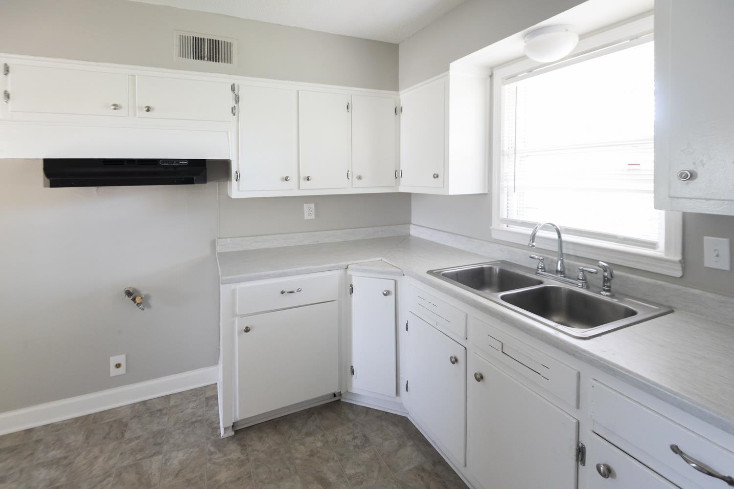 143 Ivan Road Memphis, TN 38109 - Photo 4 of 16 Gallery Image 4