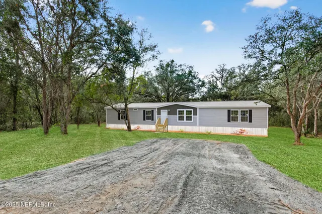 $269,400 | 5711 North Crater Lake Circle, Keystone Heights, FL 32656