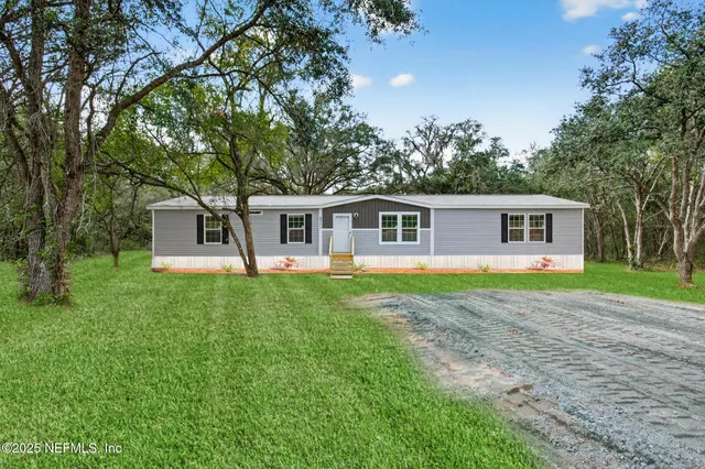 $269,400 | 5711 North Crater Lake Circle, Keystone Heights, FL 32656