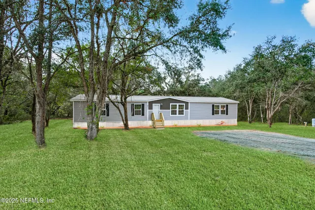 $269,400 | 5711 North Crater Lake Circle, Keystone Heights, FL 32656