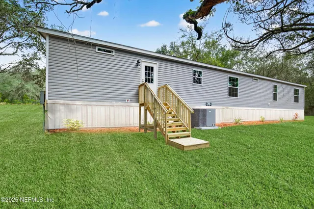 $269,400 | 5711 North Crater Lake Circle, Keystone Heights, FL 32656