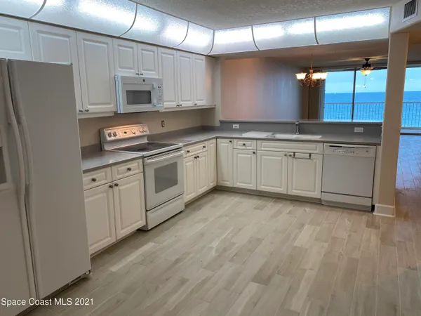 $4,100 | 735 N Highway, Unit 303, Indialantic, FL 32903