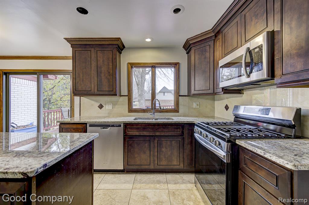 38092 Westchester Road Sterling Heights, MI 48310 - Photo 3 of 53