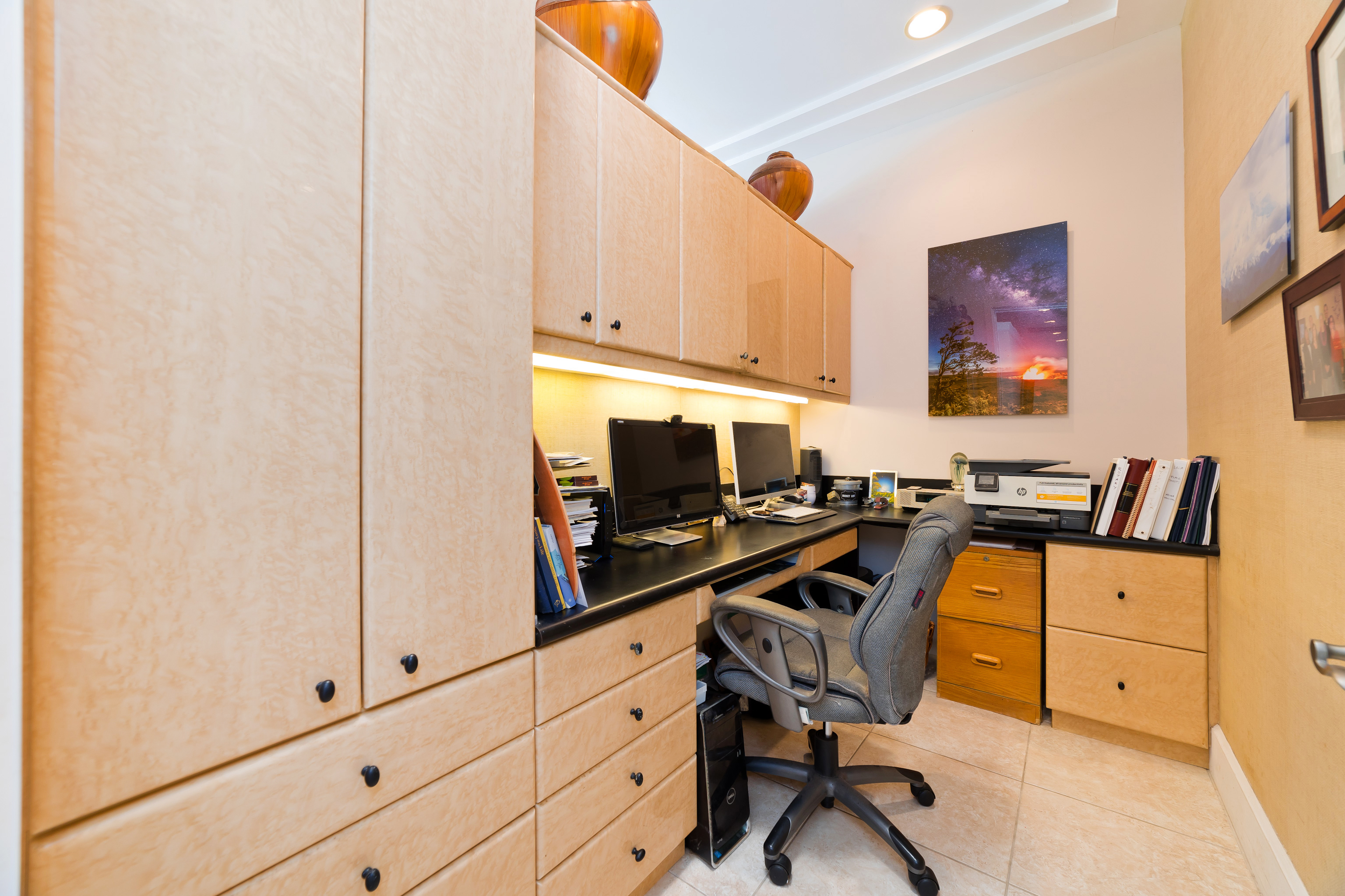 78-7018 Mololani Street Kailua-Kona, HI 96740 - Photo 21 of 30 a view of a workspace with furniture and a potted plant