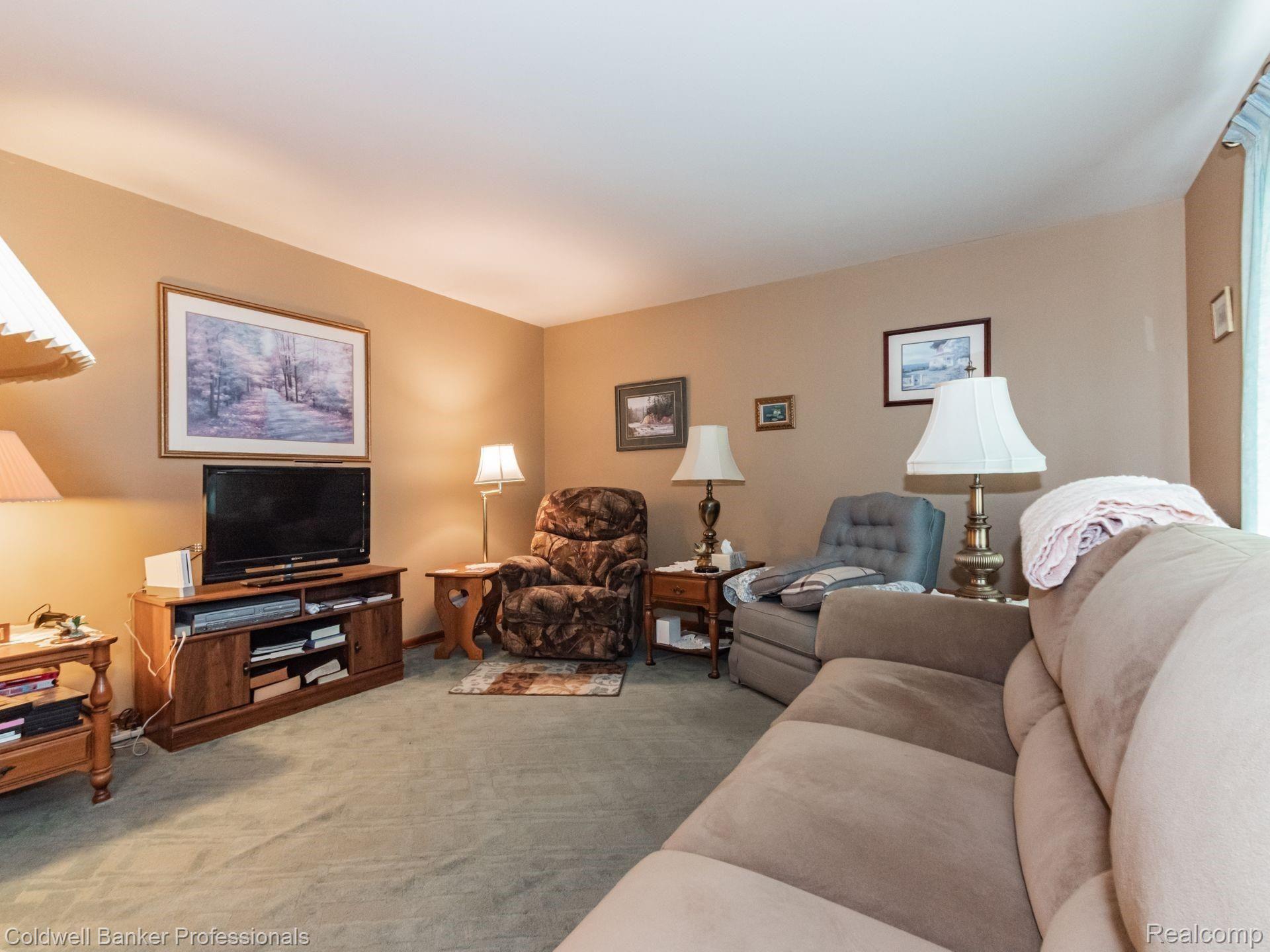 6001 Maybee Road Clarkston, MI 48346 - Photo 5 of 30 5