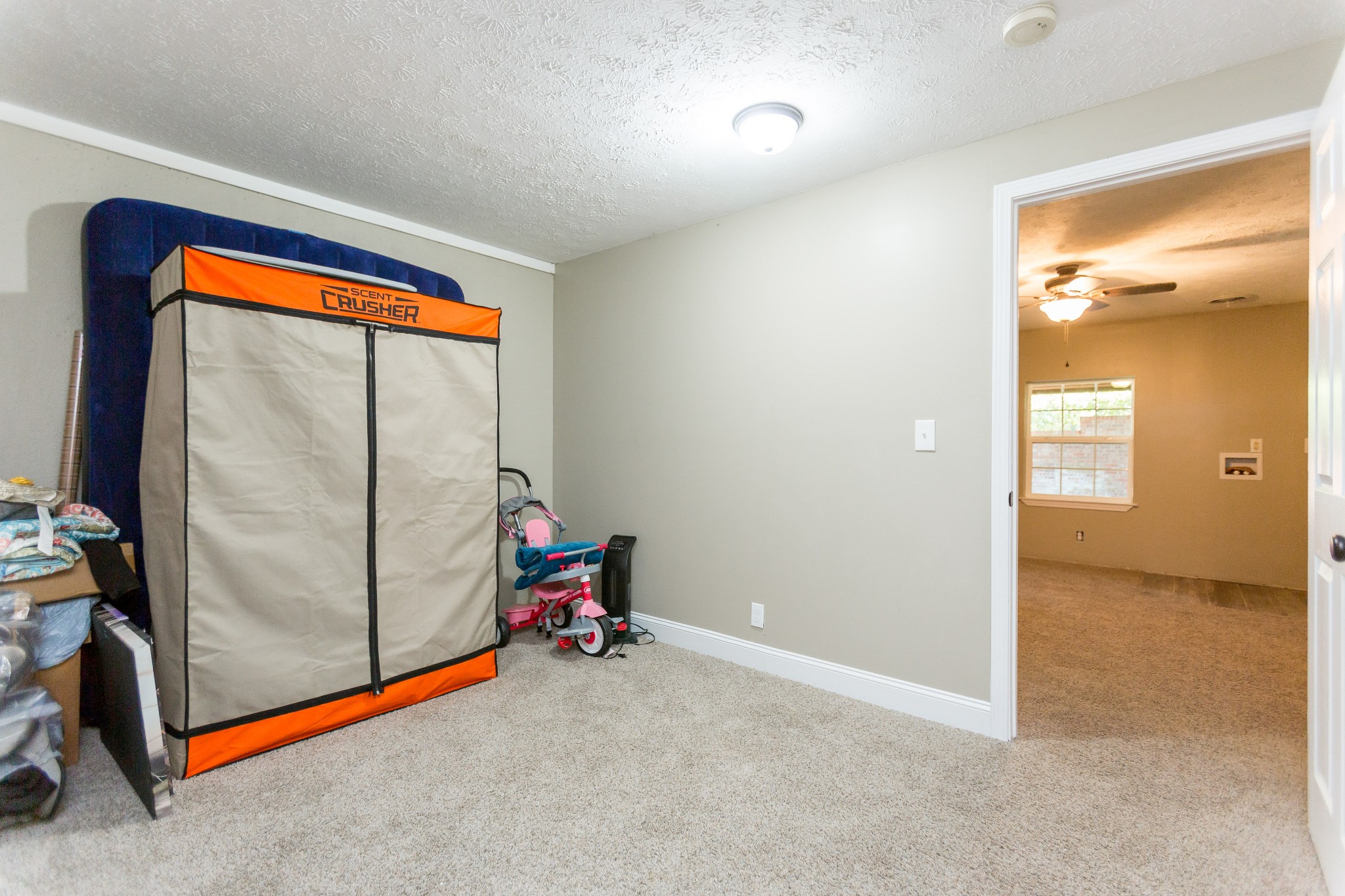 357 Blue Door Road Portland, TN 37148 - Photo 31 of 46 an empty room with sliding door and mirror