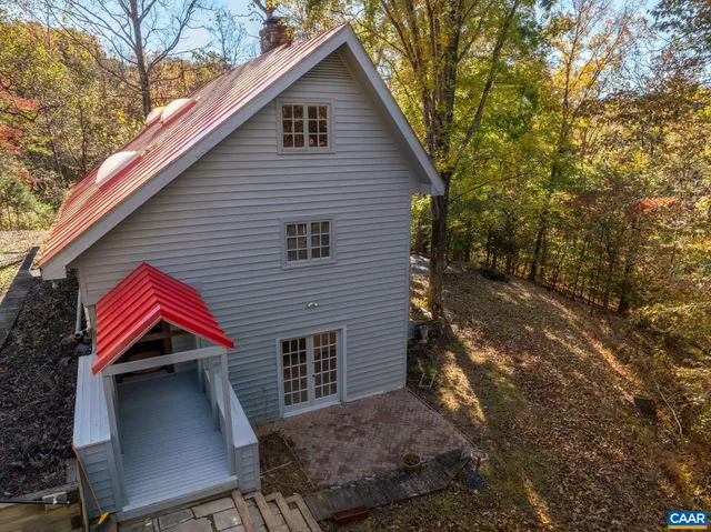 a view of house with a yard