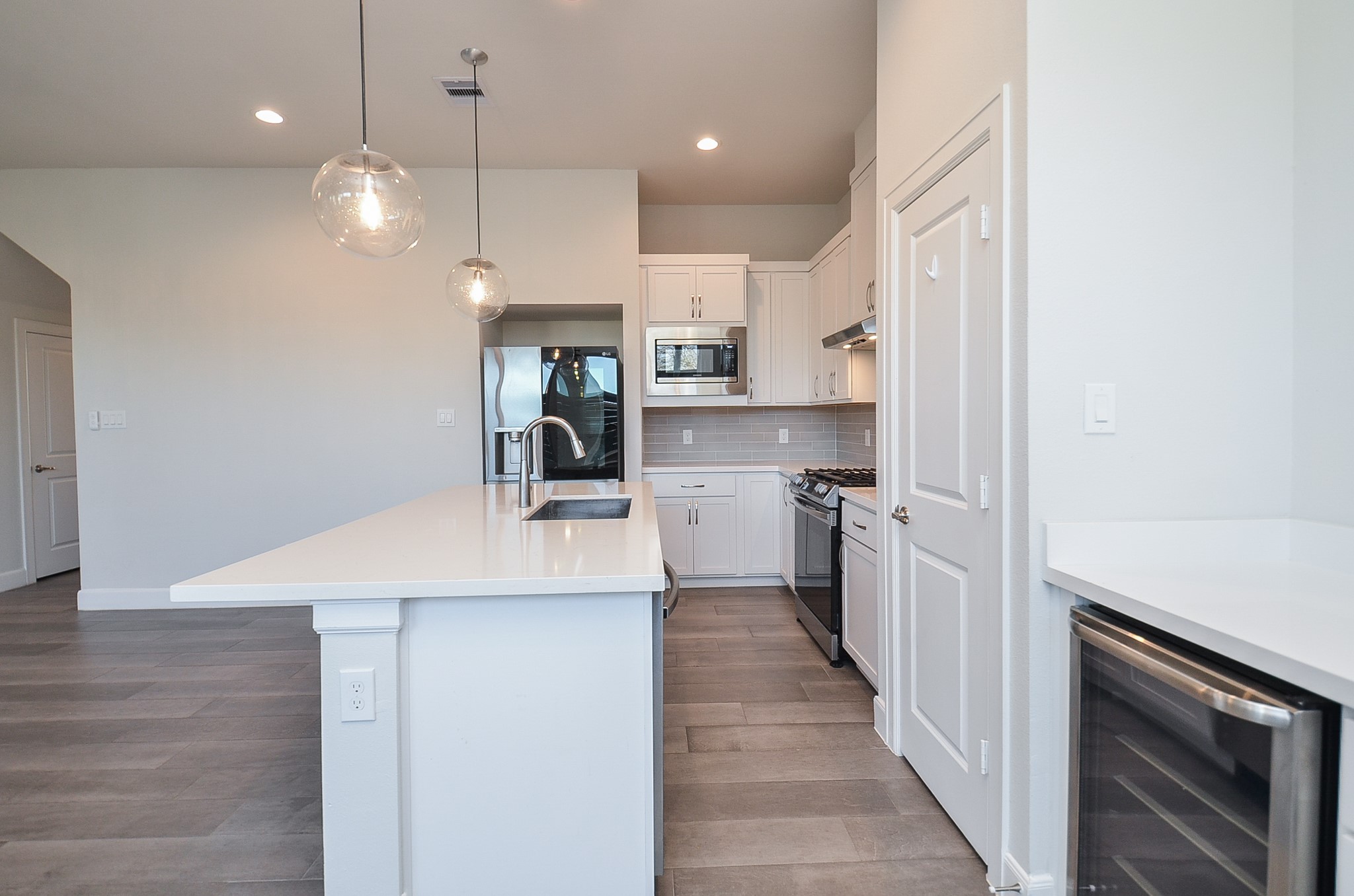 9577 Neuens Road, Unit F Houston, TX 77080 - Photo 11 of 26 Conveniently located just off the kitchen, a dedicated beverage bar with a wine refrigerator expands your entertaining space and adds a touch of luxury.