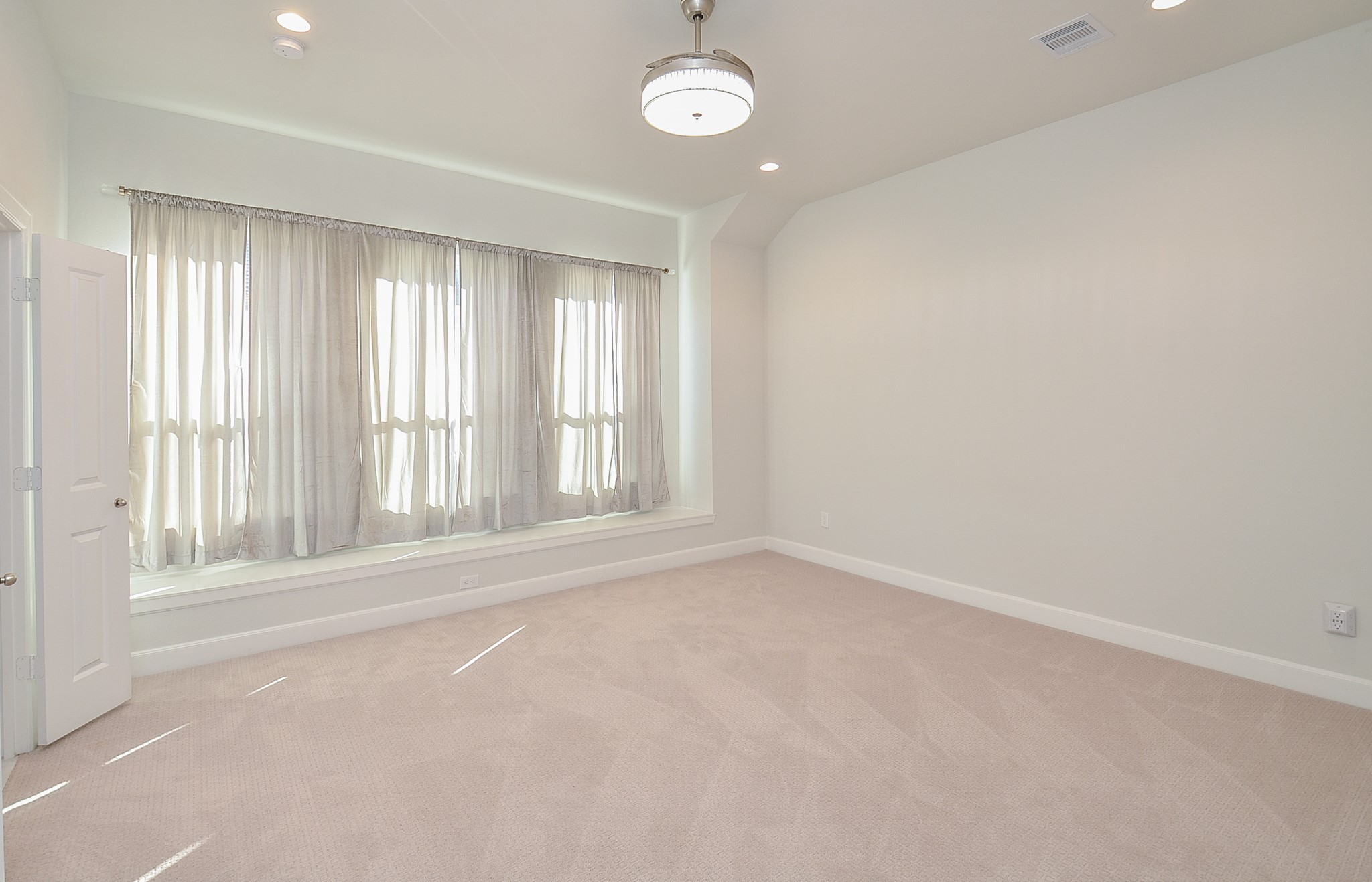 9577 Neuens Road, Unit F Houston, TX 77080 - Photo 17 of 26 Spacious and serene primary suite with abundant natural light and two generous walk-in closets