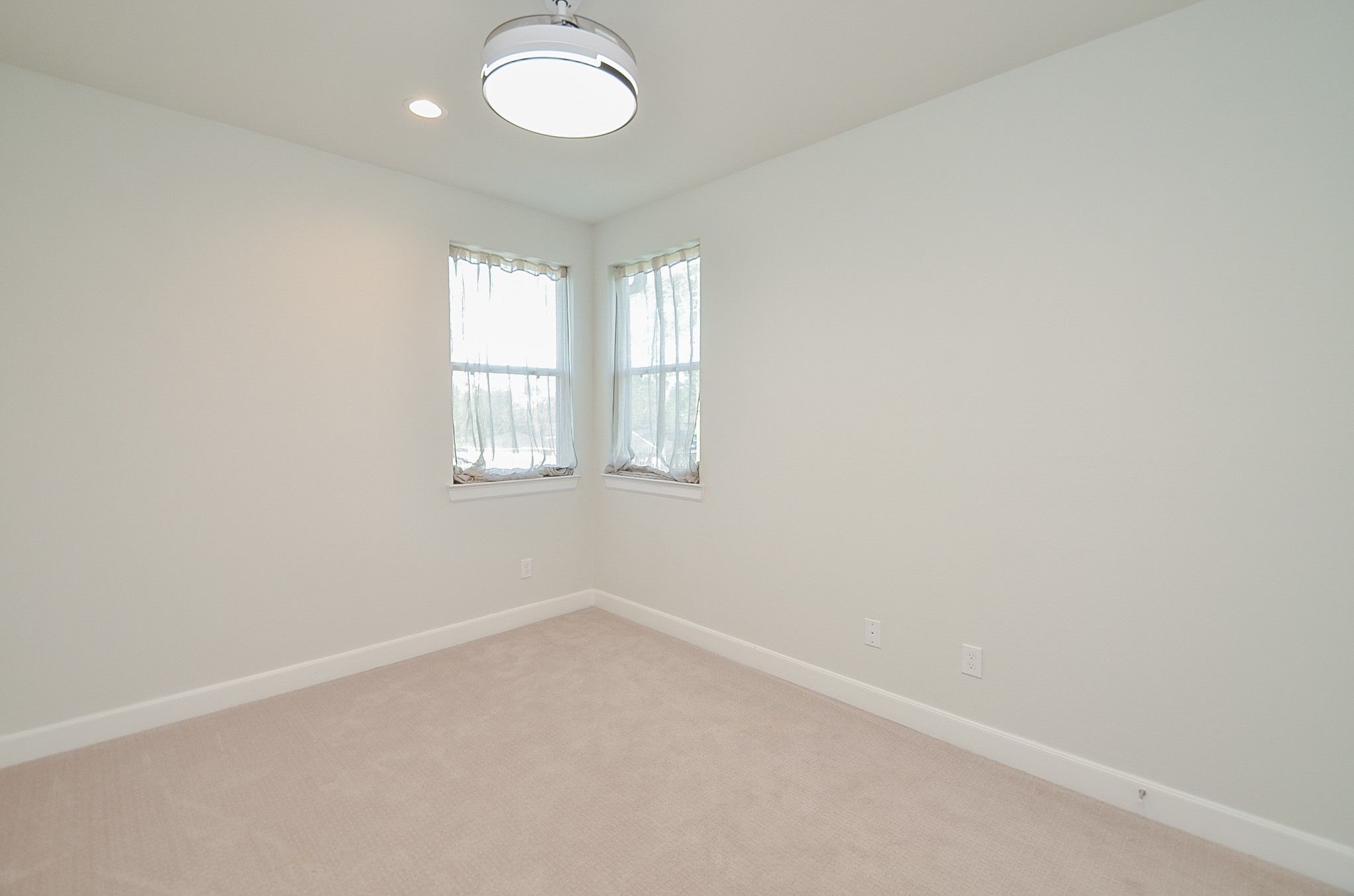 9577 Neuens Road, Unit F Houston, TX 77080 - Photo 20 of 26 Two additional bedrooms with plush carpet, walk-in closets, and easy access to the full upstairs bath.