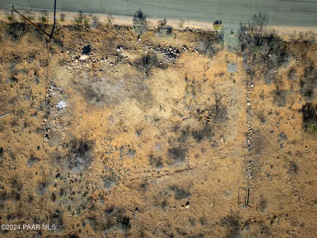 a view of a dry yard