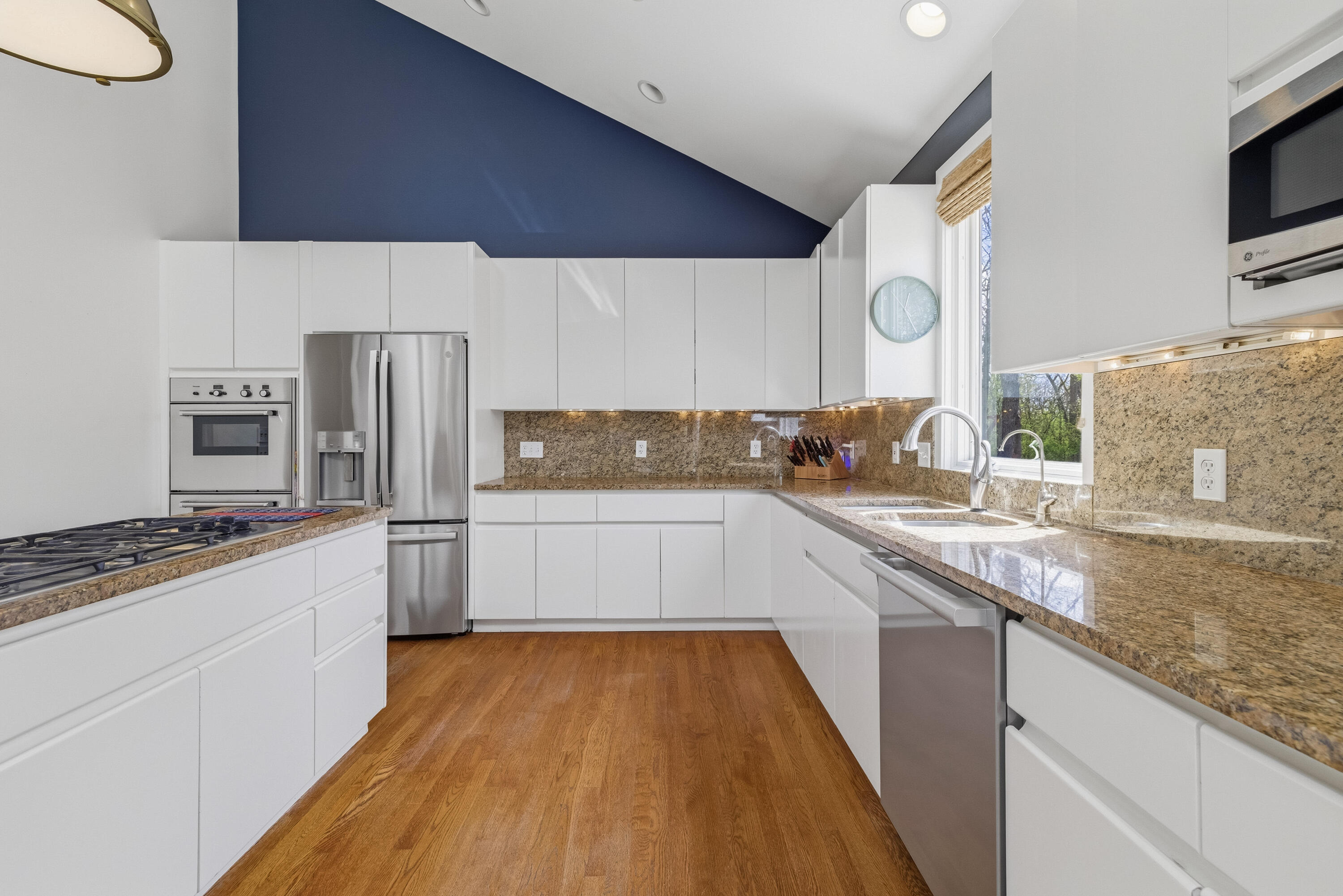 5611 Oak Bluffs Road Fontana, WI 53125 - Photo 17 of 43 Kitchen