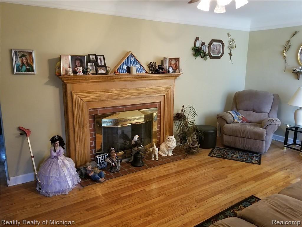 237 Monroe Street Carleton, MI 48117 - Photo 3 of 27