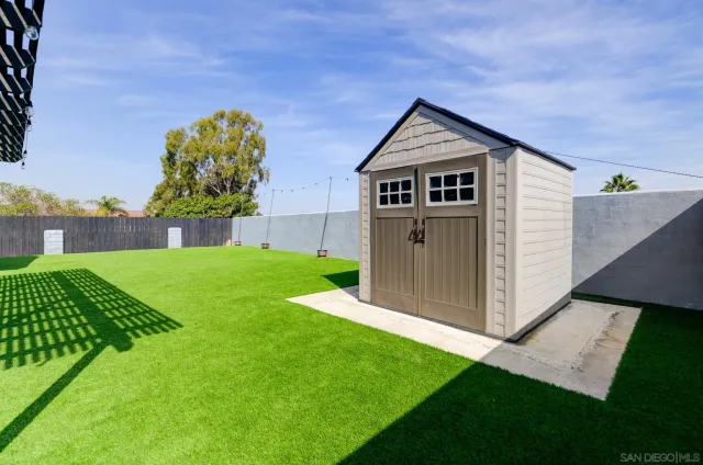 a view of an house with backyard and garden