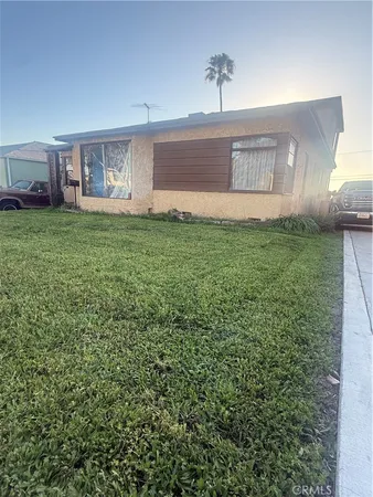 a front view of house with yard and garage