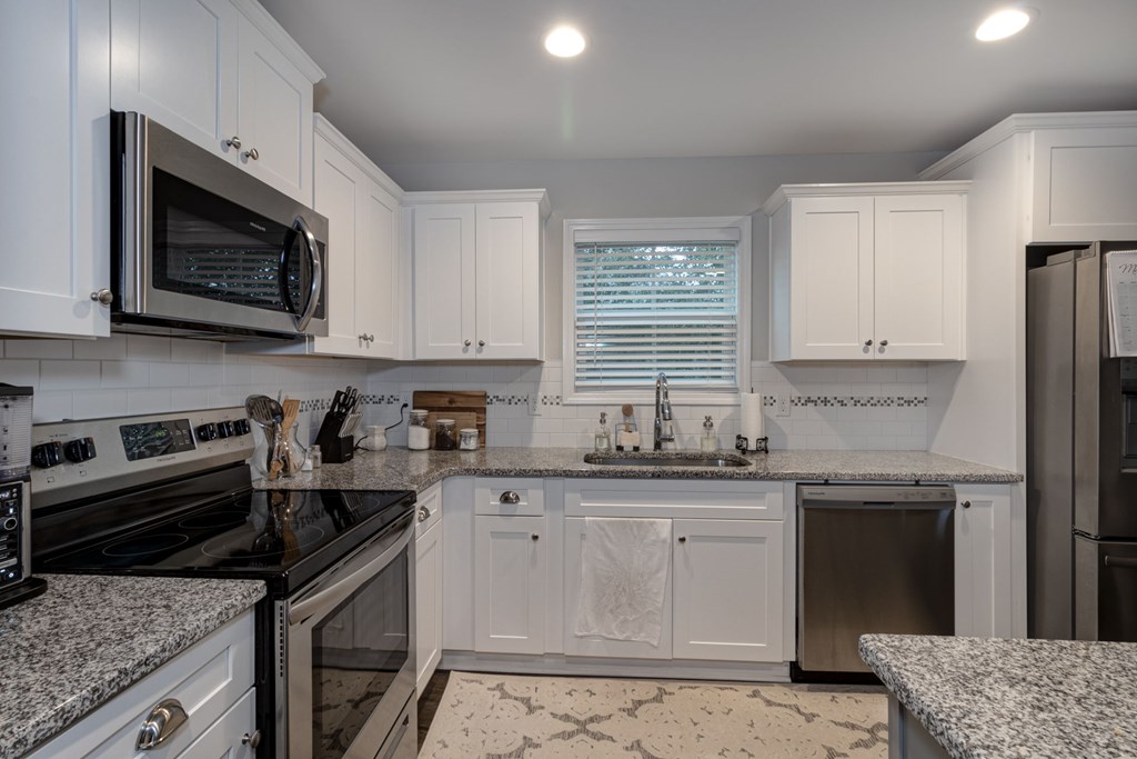 16 Maxwell Drive Fort Mitchell, AL 36856 - Photo 10 of 29 SS appliances & granite