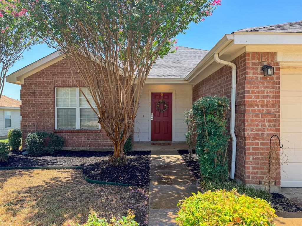 833 Edgehill Road Burleson, TX 76028 - Photo 3 of 28 Gallery Image 3