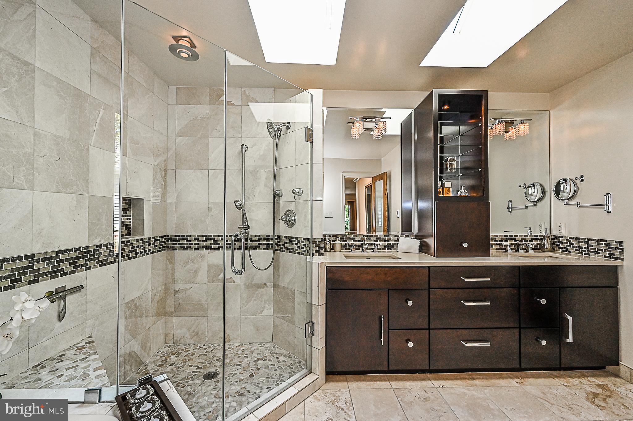 1581 Regatta Lane Reston, VA 20194 - Photo 17 of 38 Main Level Spa Bath