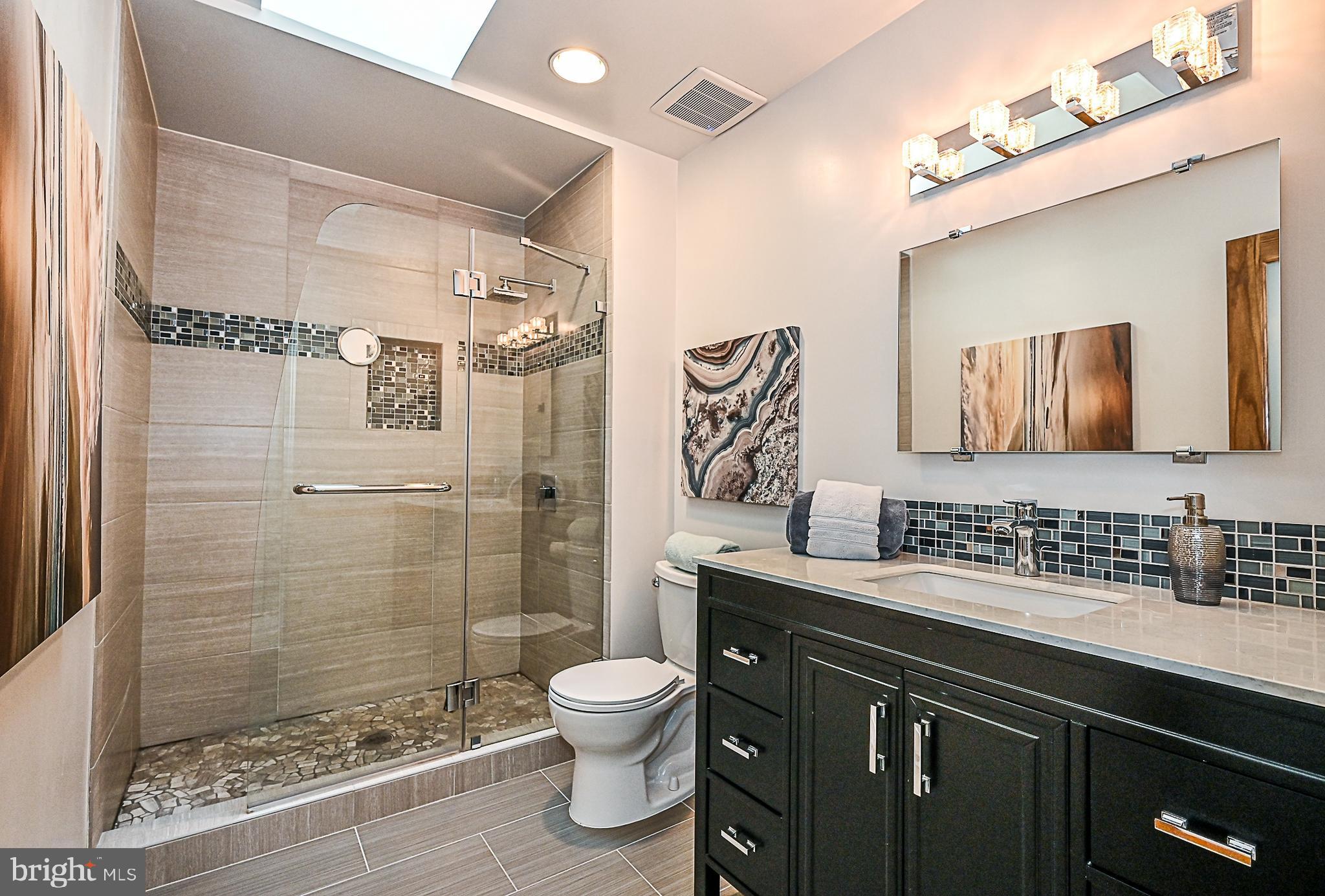 1581 Regatta Lane Reston, VA 20194 - Photo 22 of 38 Upper Level Bath