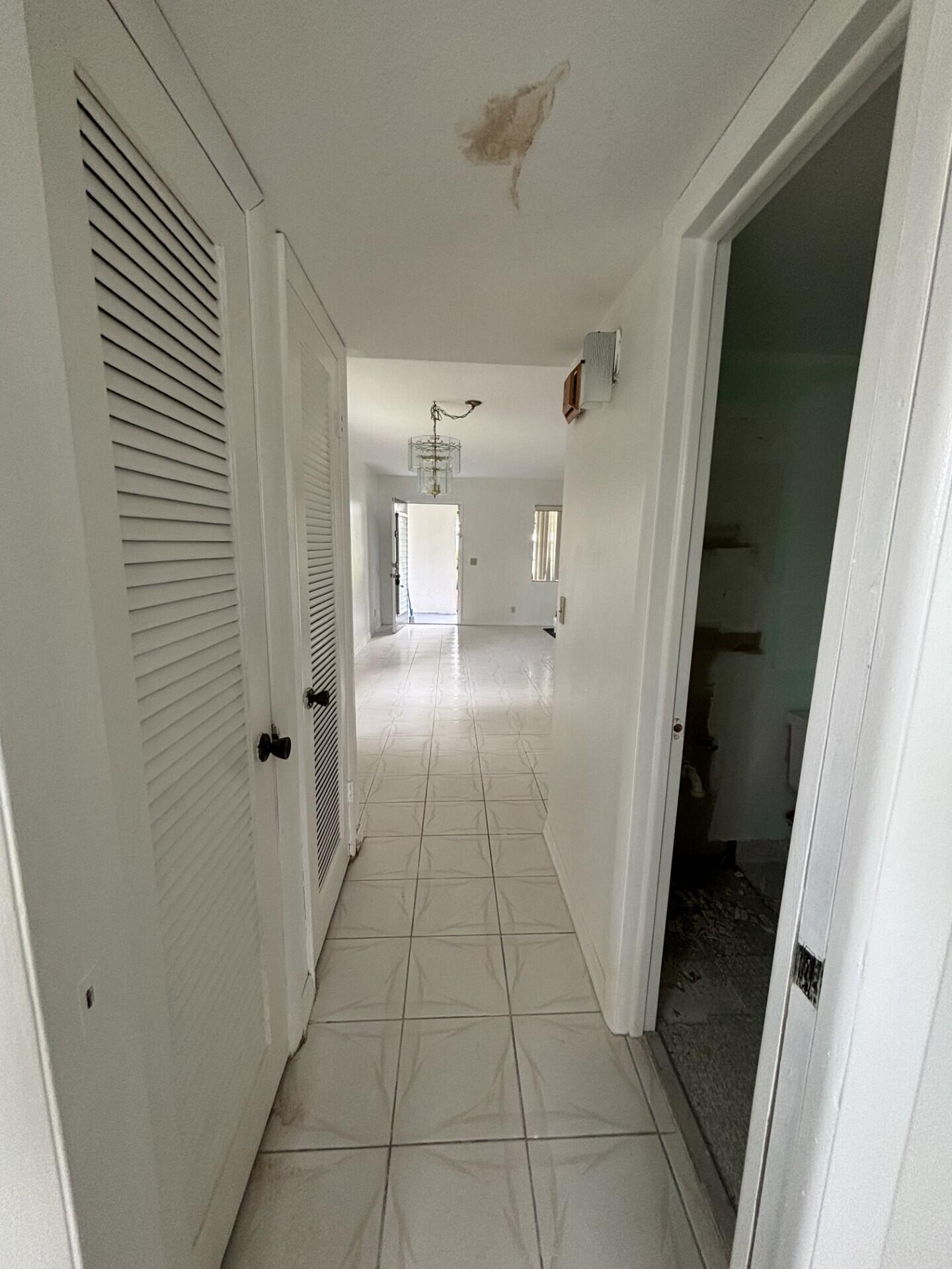 359 Normandy Lane Delray Beach, FL 33484 - Photo 6 of 27 Hallway
