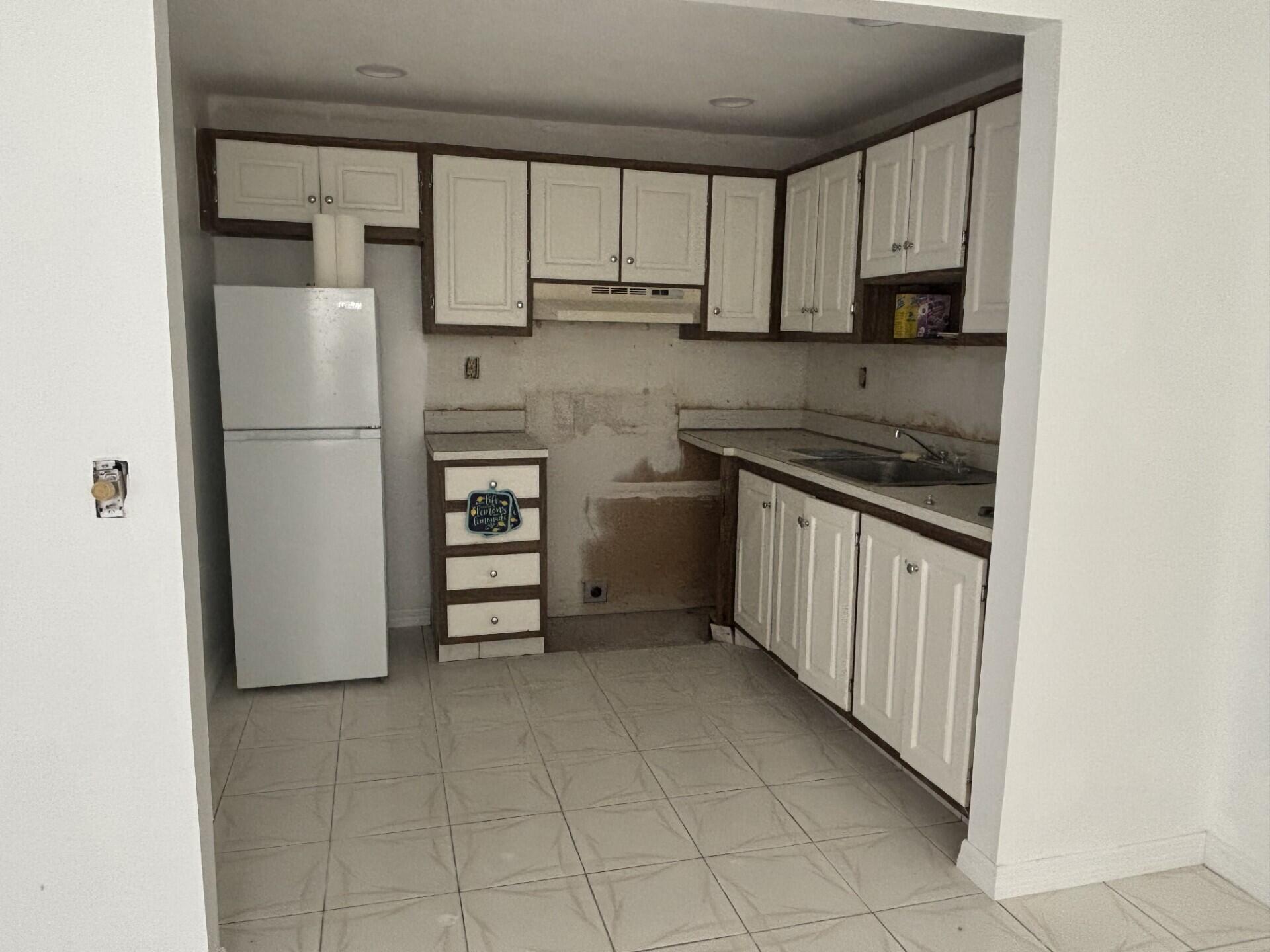 359 Normandy Lane Delray Beach, FL 33484 - Photo 7 of 27 Kitchen