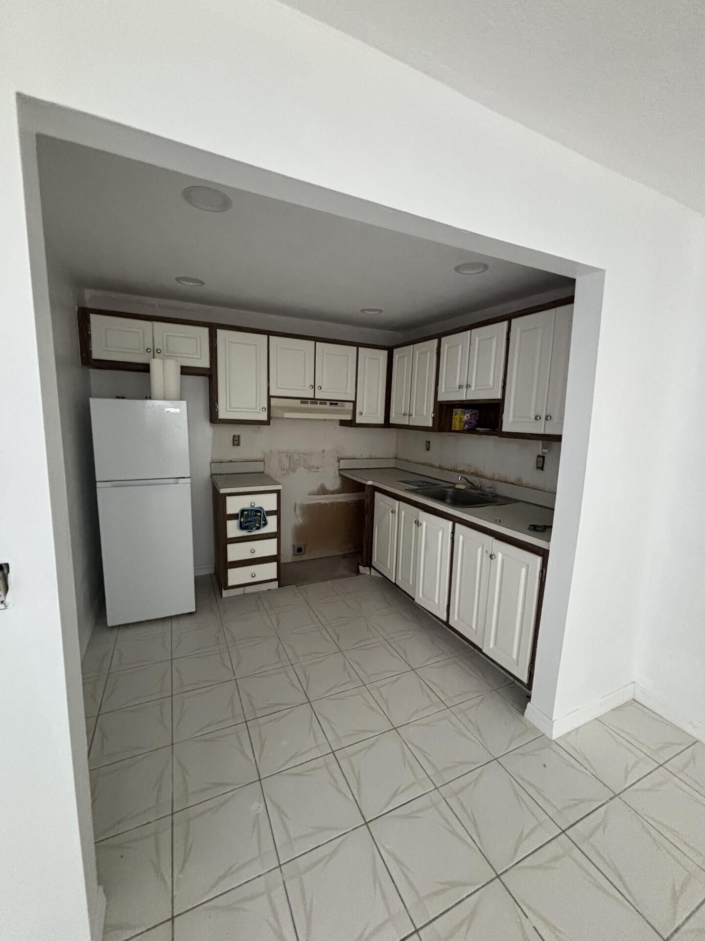 359 Normandy Lane Delray Beach, FL 33484 - Photo 8 of 27 Kitchen