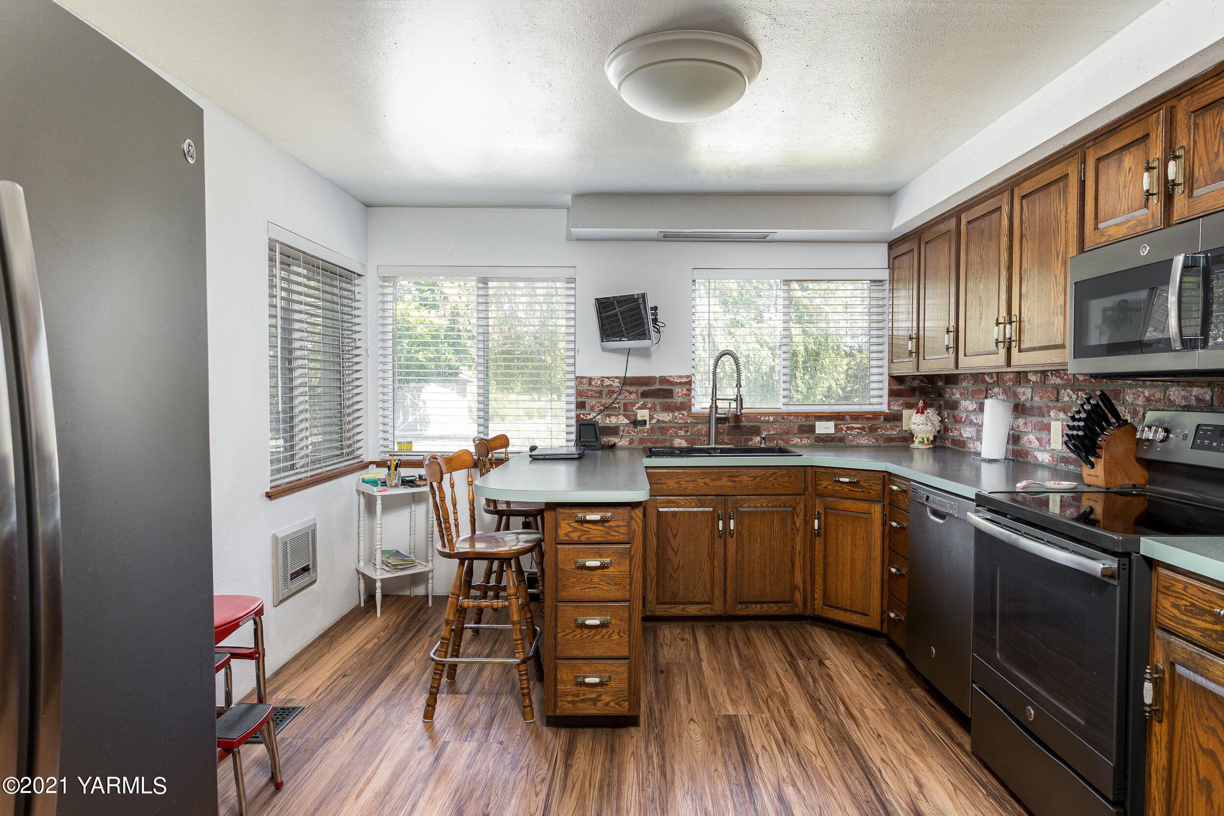 10605 Summitview Ext Road Yakima, WA 98908 - Photo 3 of 32 a kitchen with wooden cabinets and center island