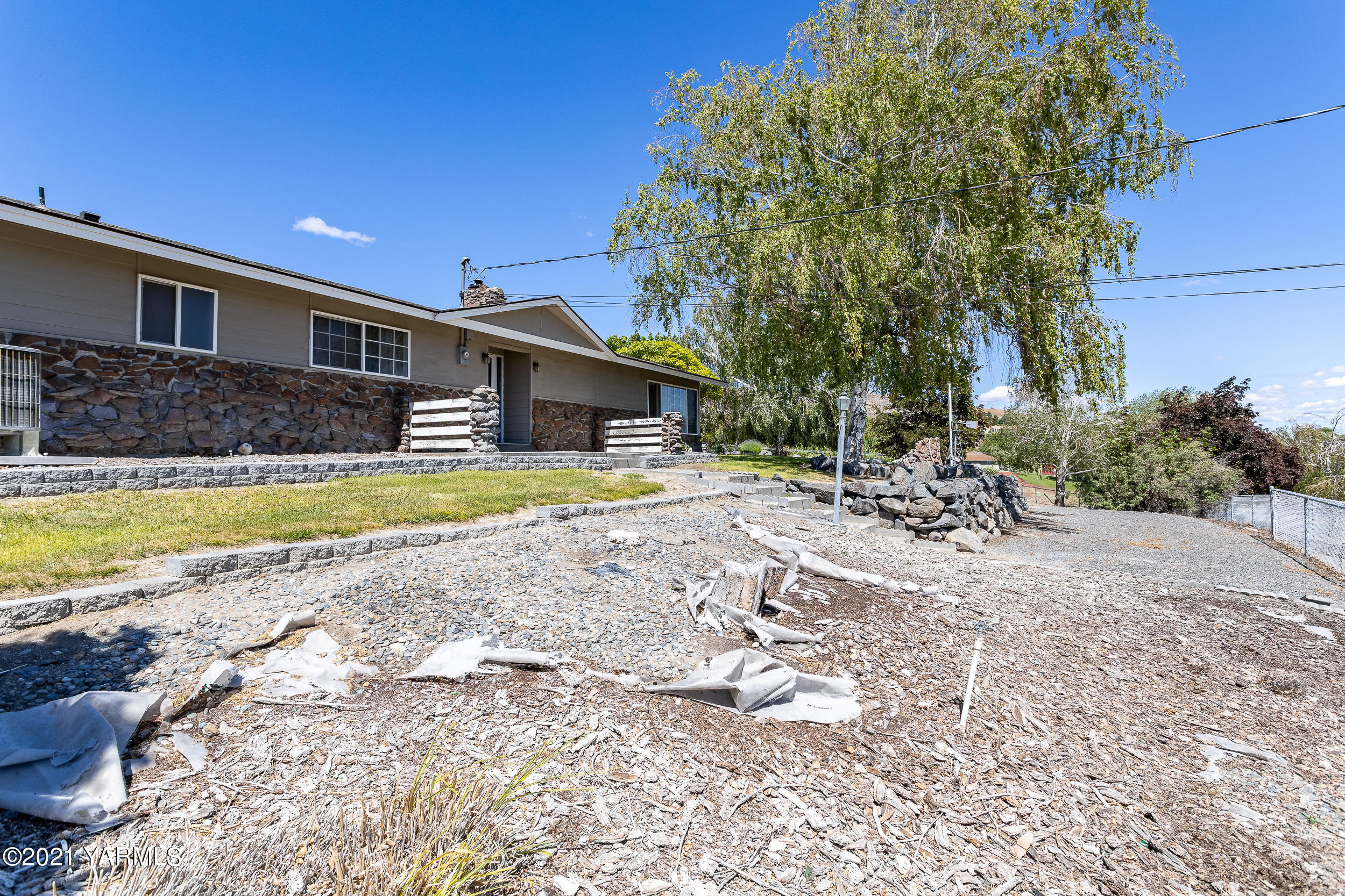 10605 Summitview Ext Road Yakima, WA 98908 - Photo 22 of 32 a view of a house with swimming pool and sitting area