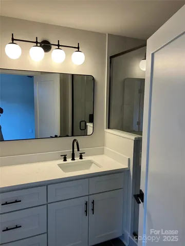 a en suite bathroom with a double vanity sink and mirror