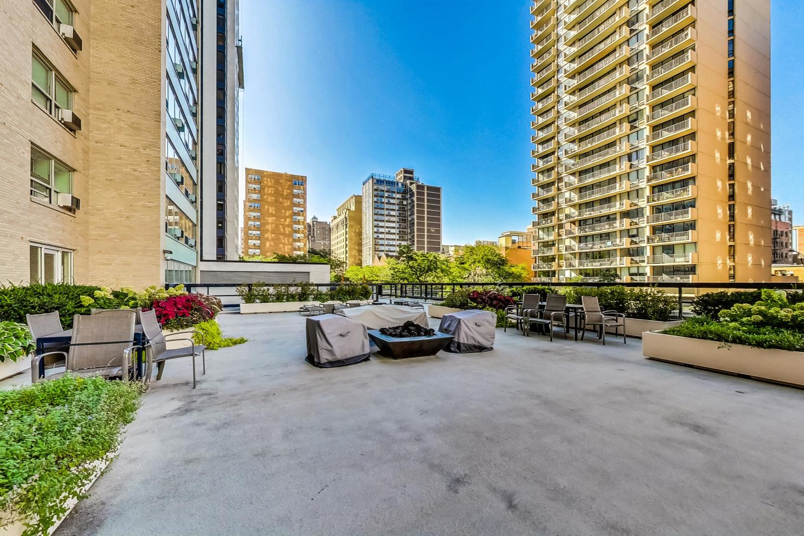 3180 North Lake Shore Drive, Unit 19D Chicago, IL 60657 - Photo 33 of 40