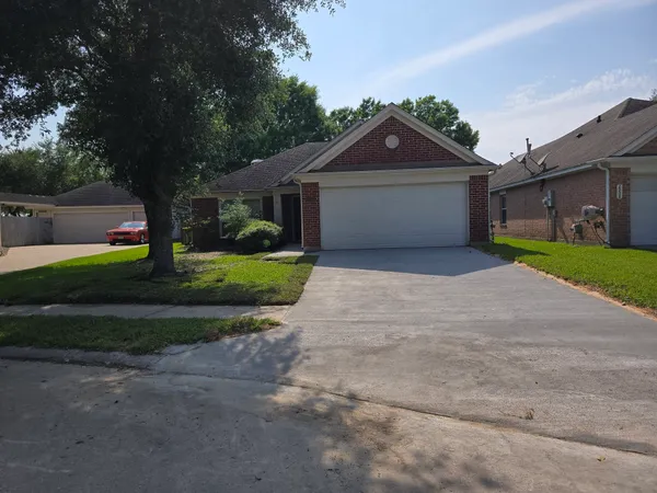 $2,100 | 2910 Plum Lake Drive, Pearland, TX 77584