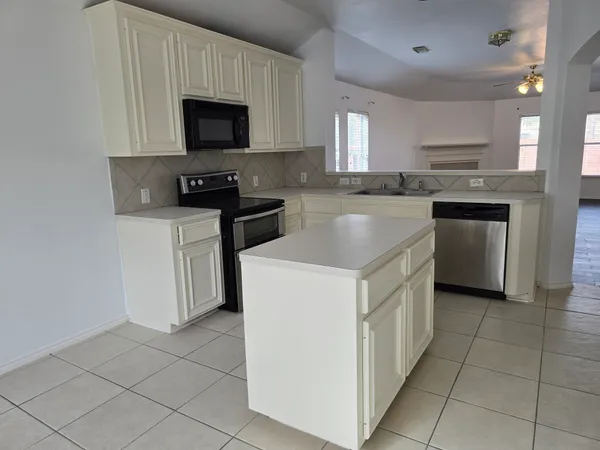 $2,100 | 2910 Plum Lake Drive, Pearland, TX 77584