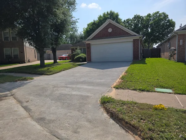 $2,100 | 2910 Plum Lake Drive, Pearland, TX 77584