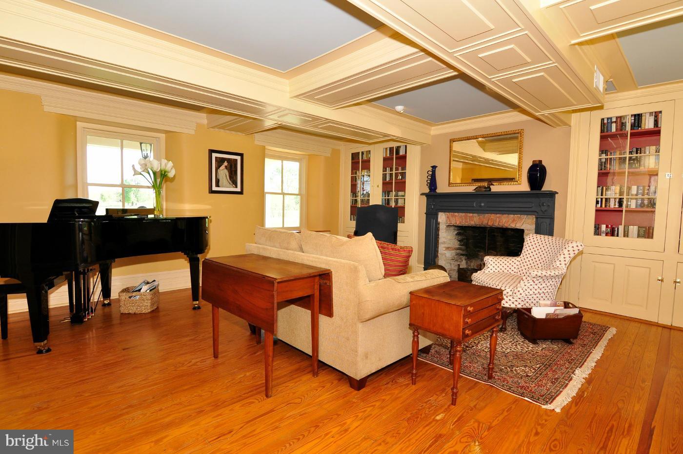 35592 Sunny Ridge Road Round Hill, VA 20141 - Photo 7 of 30 Living Room