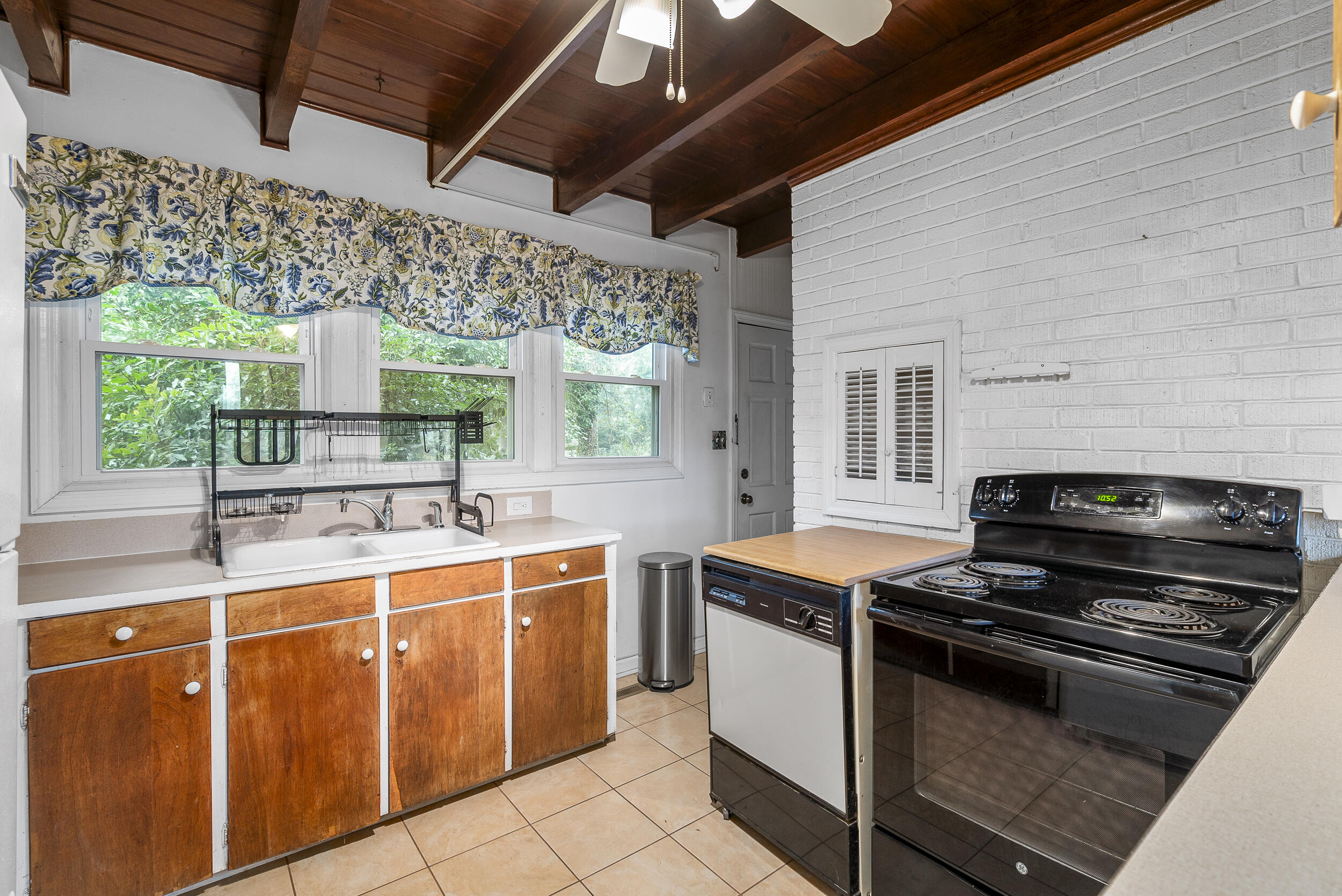 1409 Whiskey Road Aiken, SC 29803 - Photo 4 of 16 MEGHANNPADGETT_1409WhiskeyRoad-7