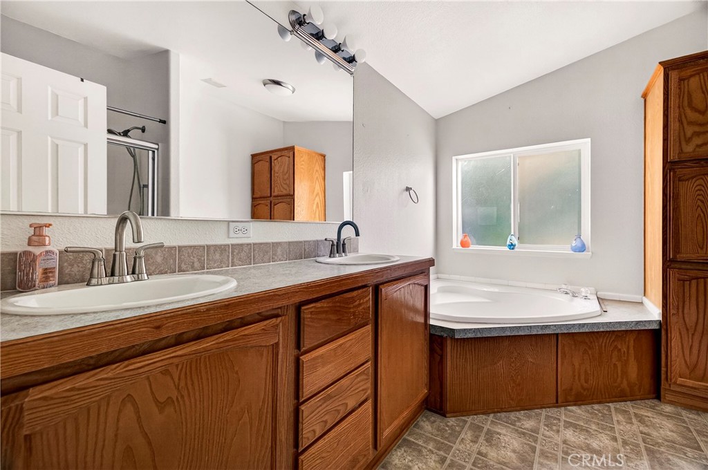14439 Clarion Way Magalia, CA 95954 - Photo 25 of 65 Primary Bath