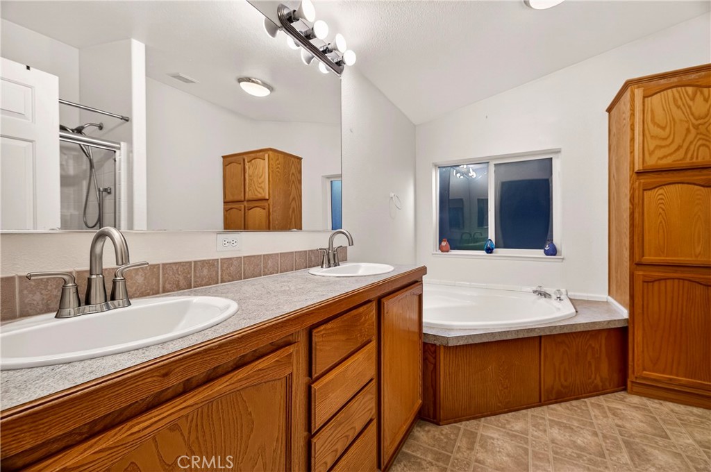 14439 Clarion Way Magalia, CA 95954 - Photo 29 of 65 Primary Bath