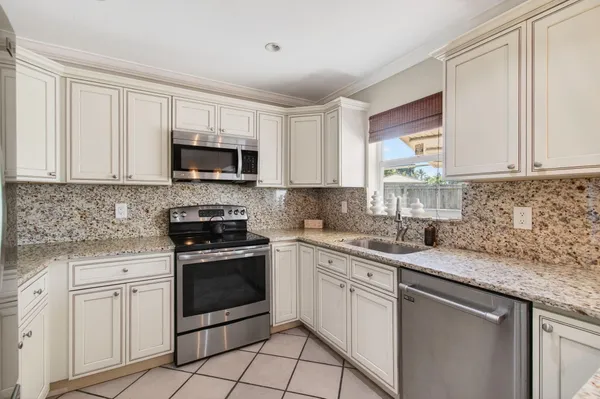 $780,000 | 301 Southeast 8th Avenue, Deerfield Beach, FL 33441