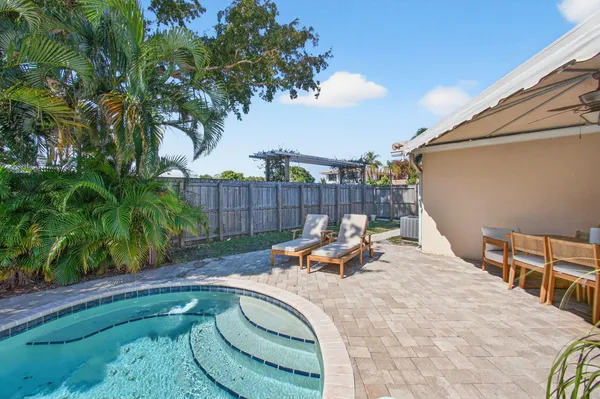 $780,000 | 301 Southeast 8th Avenue, Deerfield Beach, FL 33441