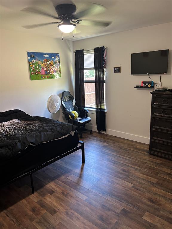 2631 Fish Tank Road Corsicana, TX 75110 - Photo 20 of 31 a living room with furniture and a flat screen tv