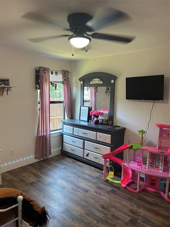 2631 Fish Tank Road Corsicana, TX 75110 - Photo 25 of 31 a living room with furniture and a flat screen tv