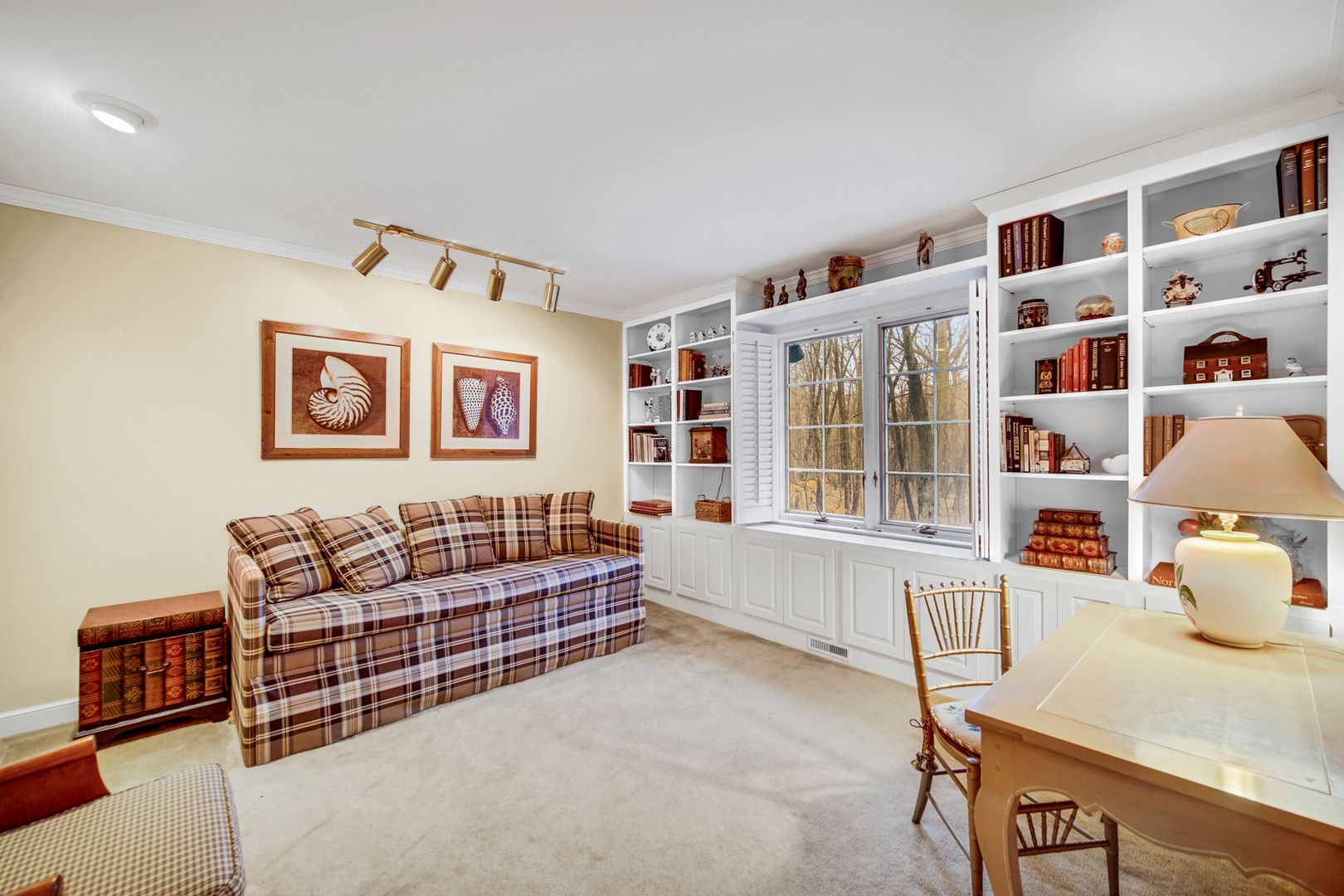 1380 Hampton Course St. Charles, IL 60174 - Photo 25 of 35 a living room with furniture and a book shelf