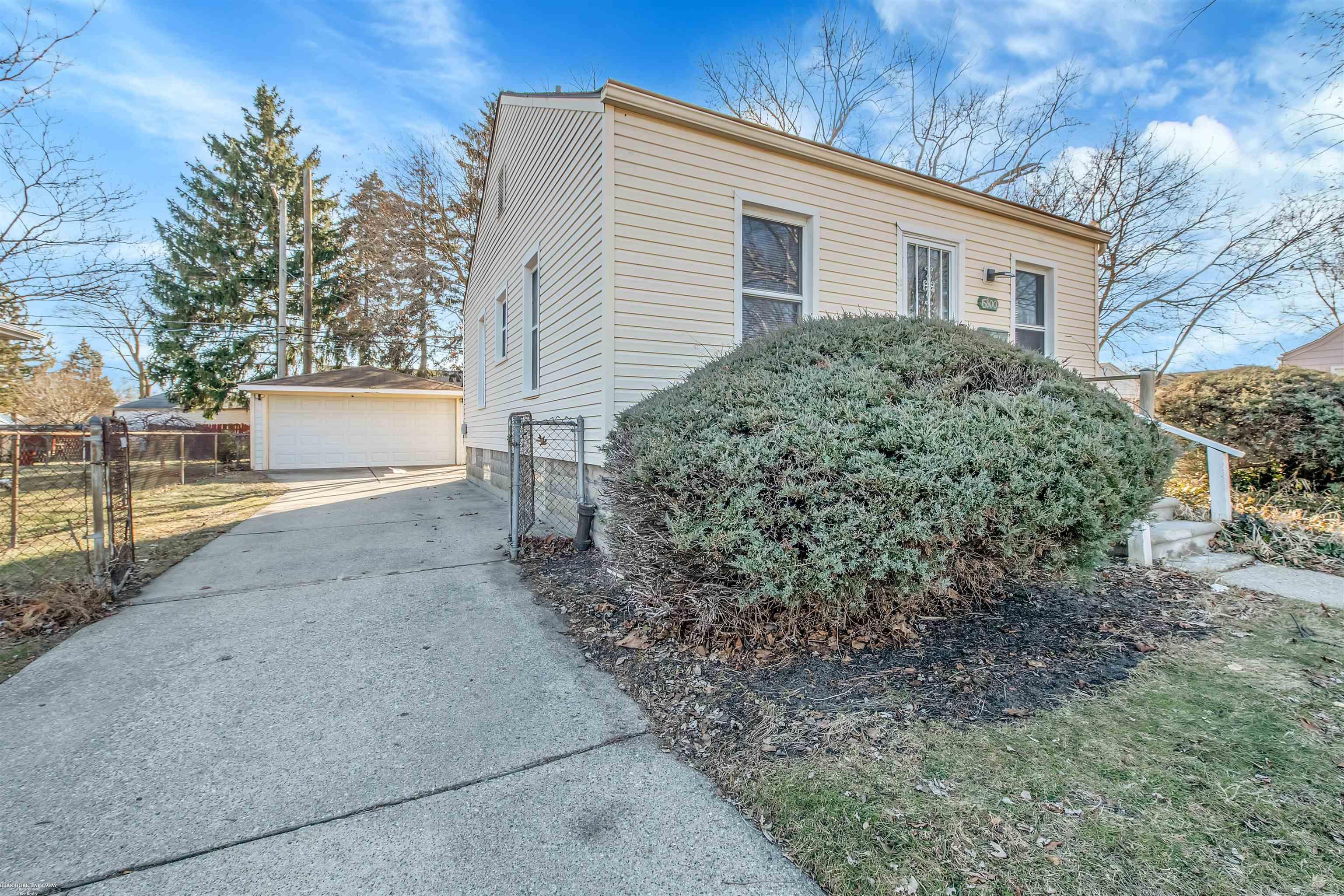 15800 Stephens Road Eastpointe, MI 48021 - Photo 17 of 21 50101524-16.JPG