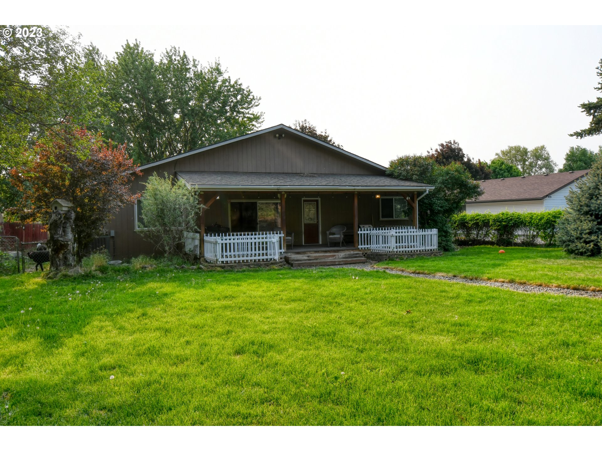 1382 Southwest 39th Street Pendleton, OR 97801 - Photo 34 of 40 a front view of a house with garden