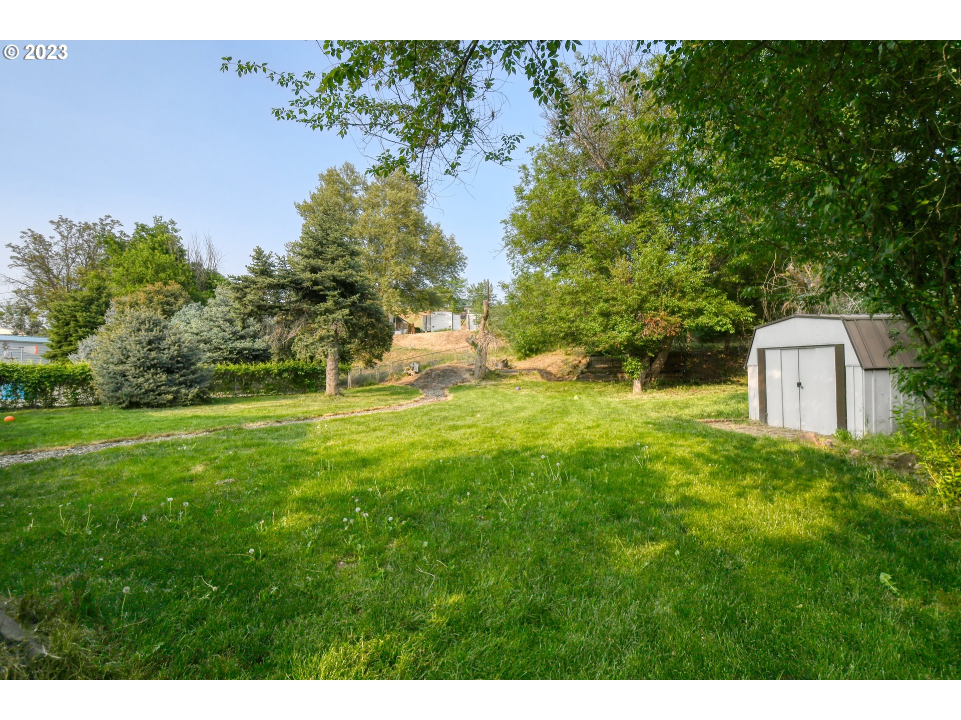 1382 Southwest 39th Street Pendleton, OR 97801 - Photo 39 of 40 a backyard of a house with lots of green space