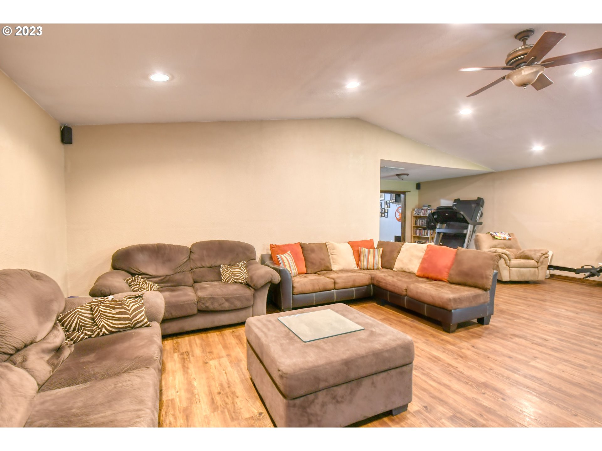 1382 Southwest 39th Street Pendleton, OR 97801 - Photo 6 of 40 a living room with furniture