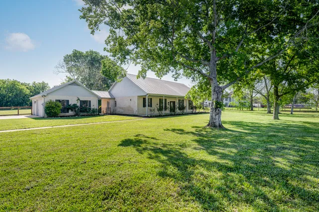 $945,000 | 6902 Bois D'Arc Lane, Fulshear, TX 77406