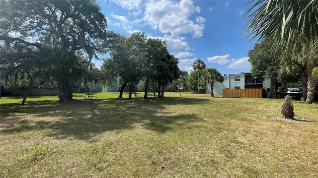 a view of a backyard